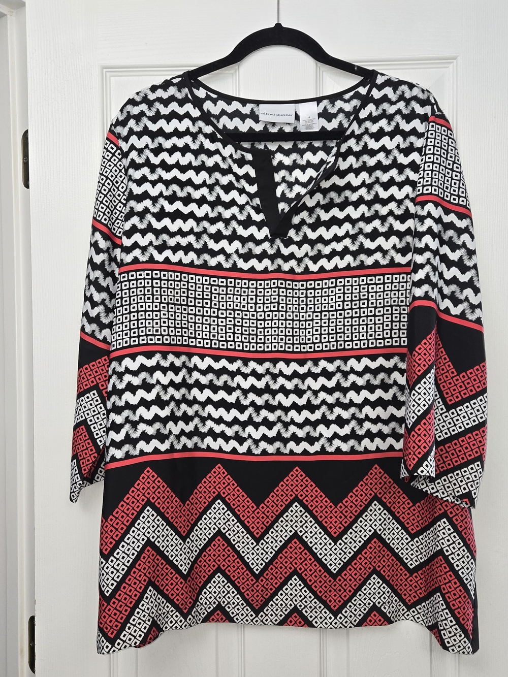 ​Alfred Dunner Geometric Chevron Print Blouse - Size 18